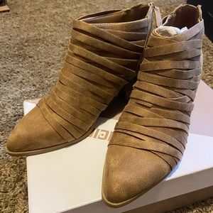 FERGALICIOUS IGGY ANKLE BOOTS SZ 7 NWT